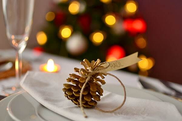 Marcasitios navideño con piñas