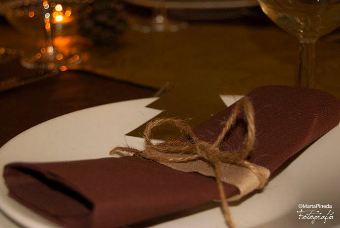 Mesa Navideña Cálida y Acogedora