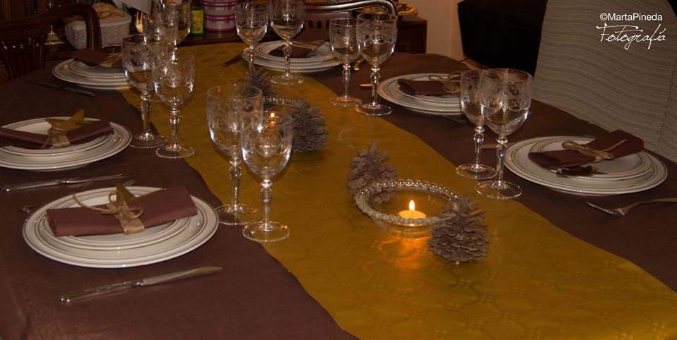 Mesa Navideña Cálida y Acogedora